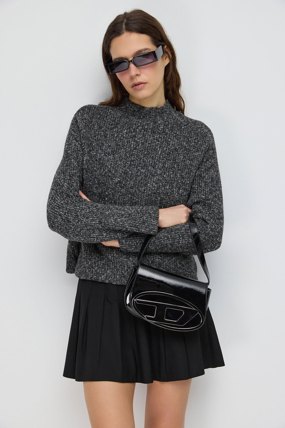 Kurzer Strickpullover mit halbem Rollkragen