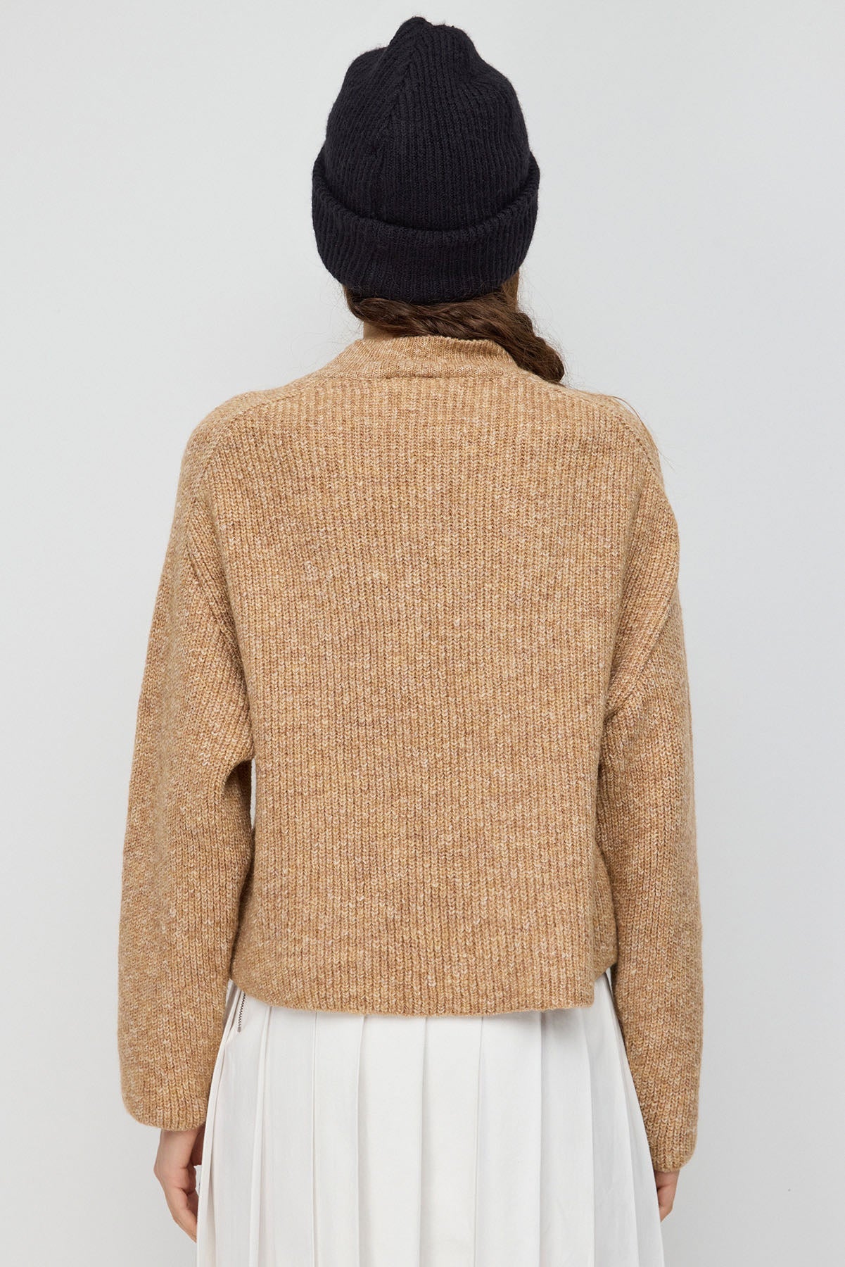Kurzer Strickpullover mit halbem Rollkragen