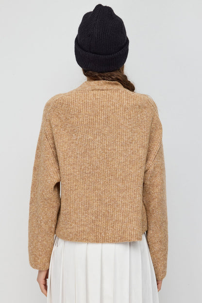 Kurzer Strickpullover mit halbem Rollkragen