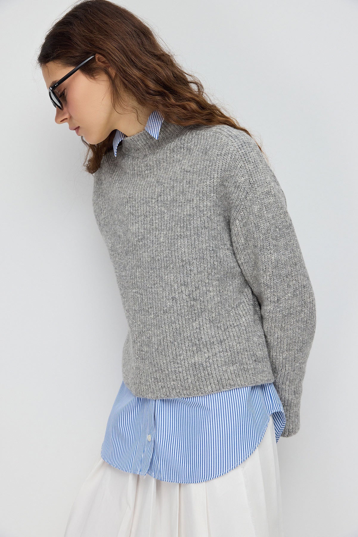 Kurzer Strickpullover mit halbem Rollkragen