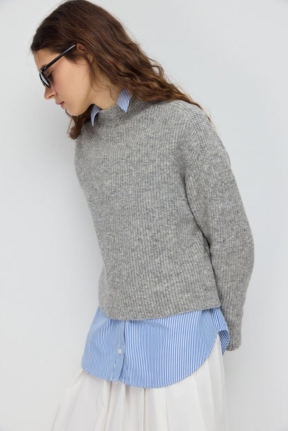 Kurzer Strickpullover mit halbem Rollkragen