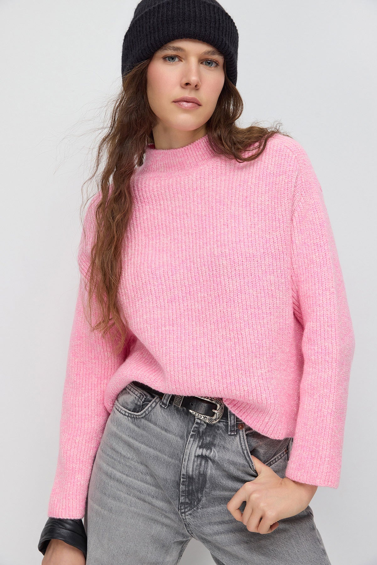 Kurzer Strickpullover mit halbem Rollkragen