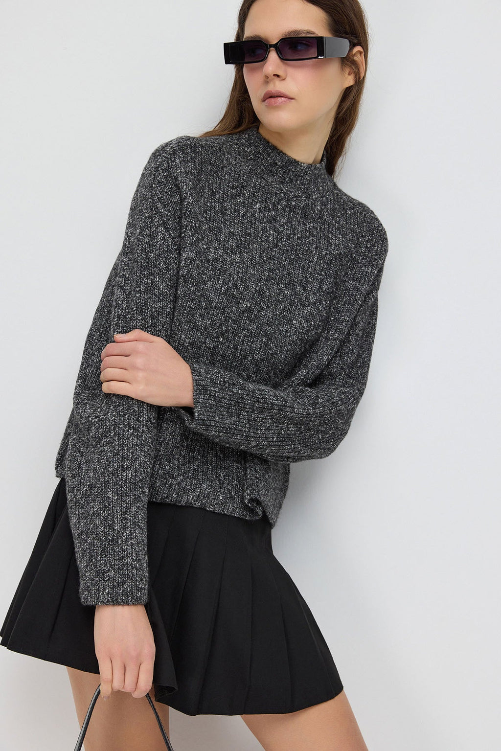 Kurzer Strickpullover mit halbem Rollkragen