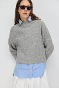 Kurzer Strickpullover mit halbem Rollkragen