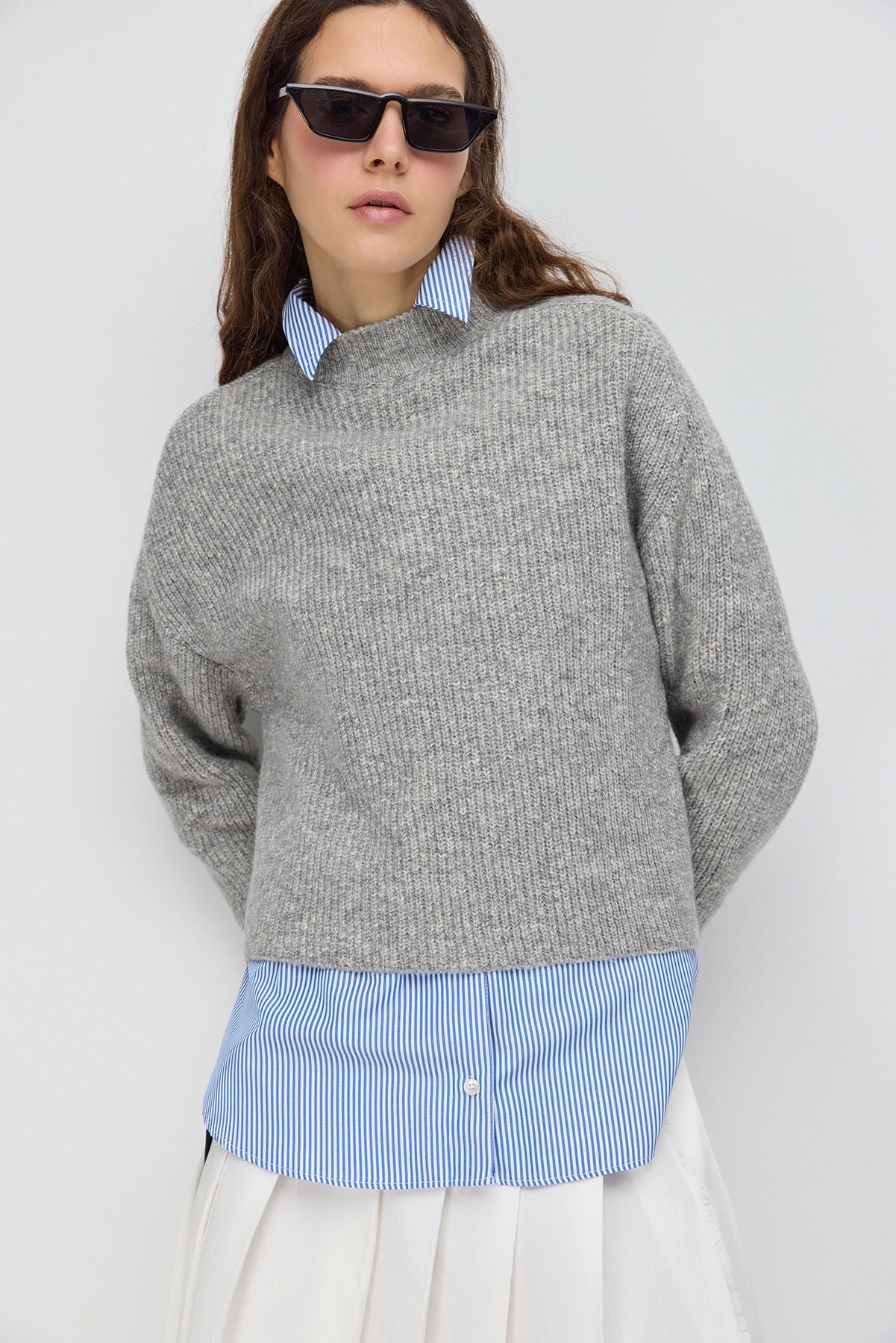 Kurzer Strickpullover mit halbem Rollkragen