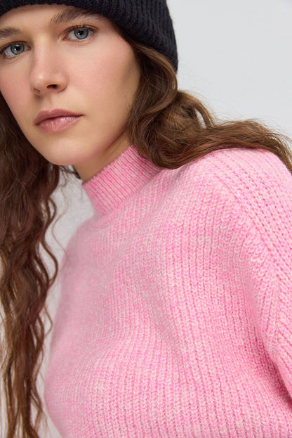 Kurzer Strickpullover mit halbem Rollkragen