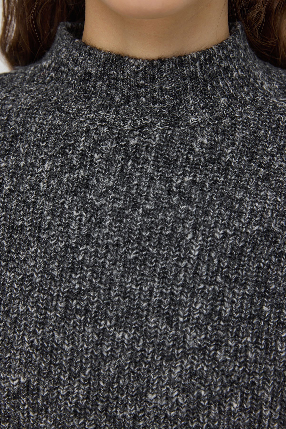 Kurzer Strickpullover mit halbem Rollkragen