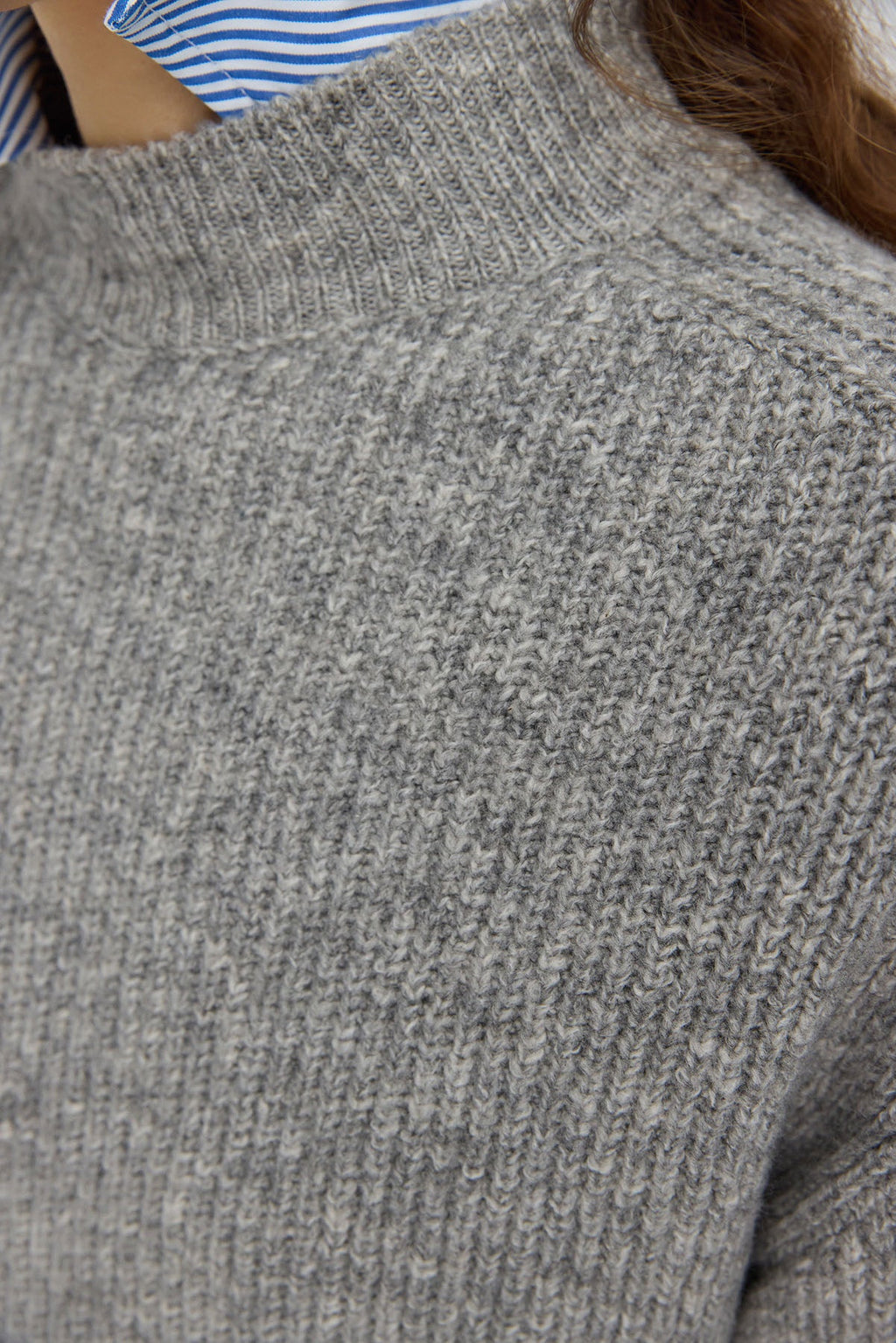 Kurzer Strickpullover mit halbem Rollkragen