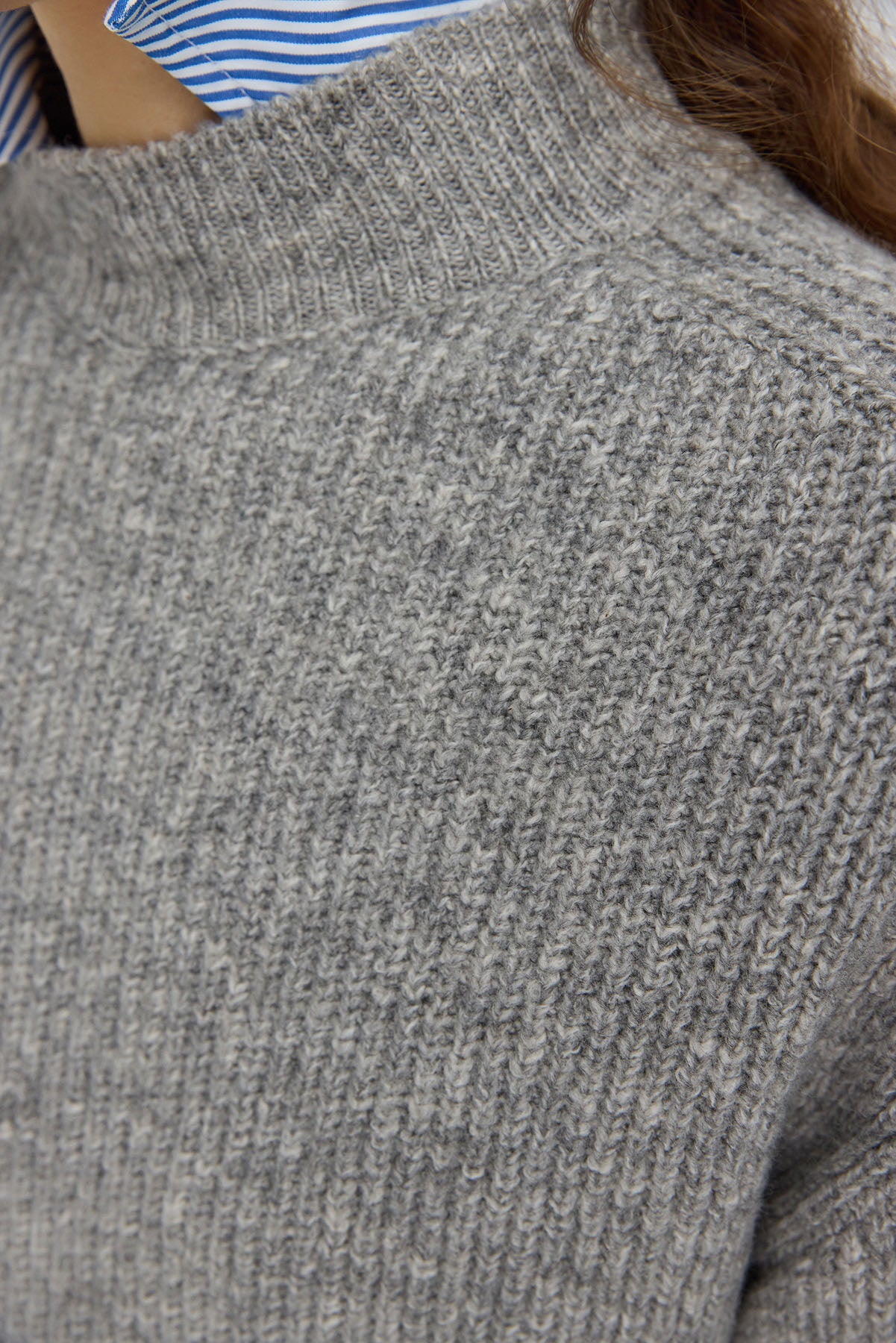 Kurzer Strickpullover mit halbem Rollkragen