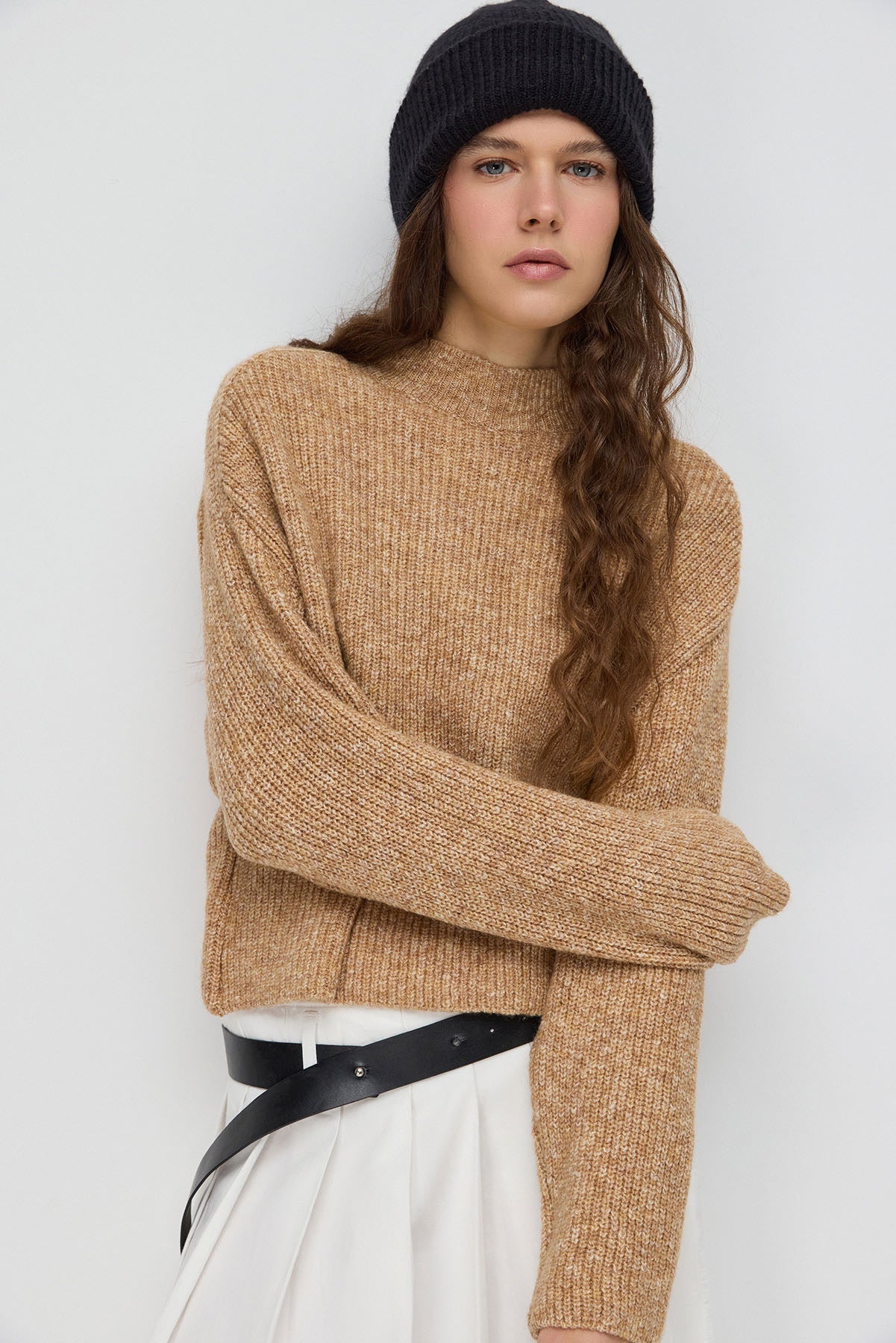 Kurzer Strickpullover mit halbem Rollkragen