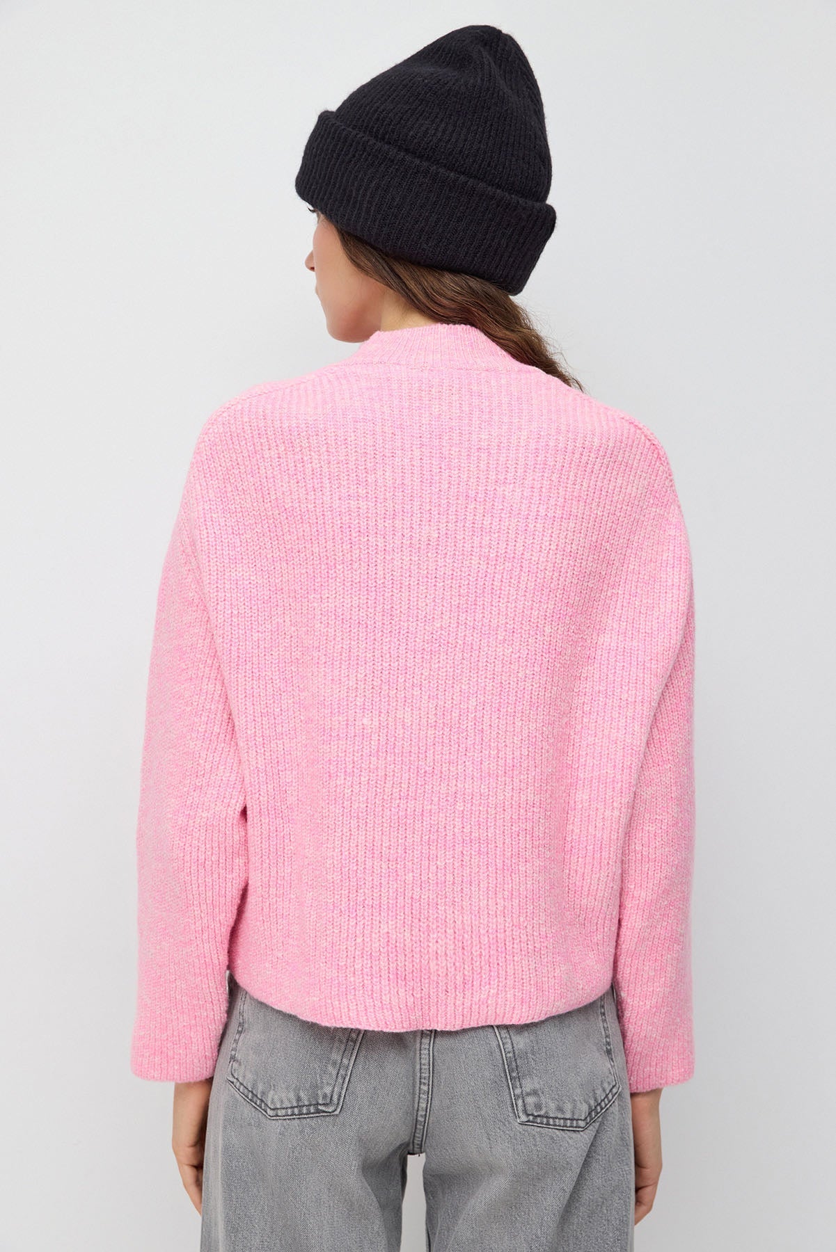 Kurzer Strickpullover mit halbem Rollkragen