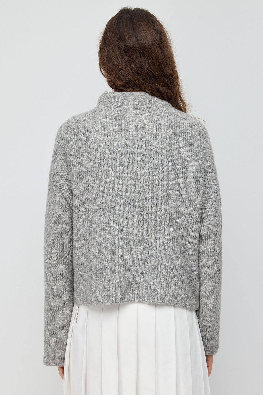 Kurzer Strickpullover mit halbem Rollkragen