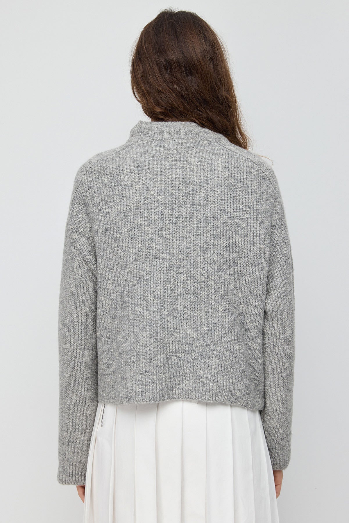 Kurzer Strickpullover mit halbem Rollkragen