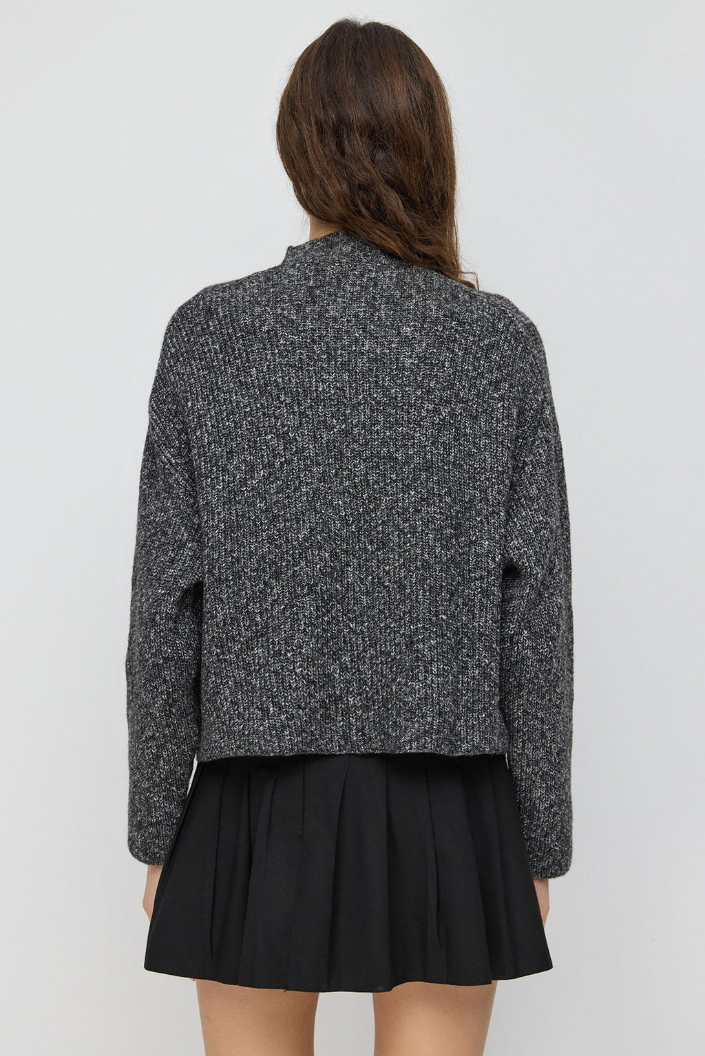Kurzer Strickpullover mit halbem Rollkragen