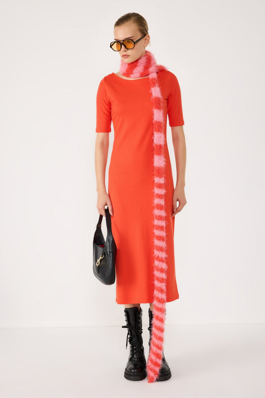 Kleid mit halben Ärmeln und Schlitz