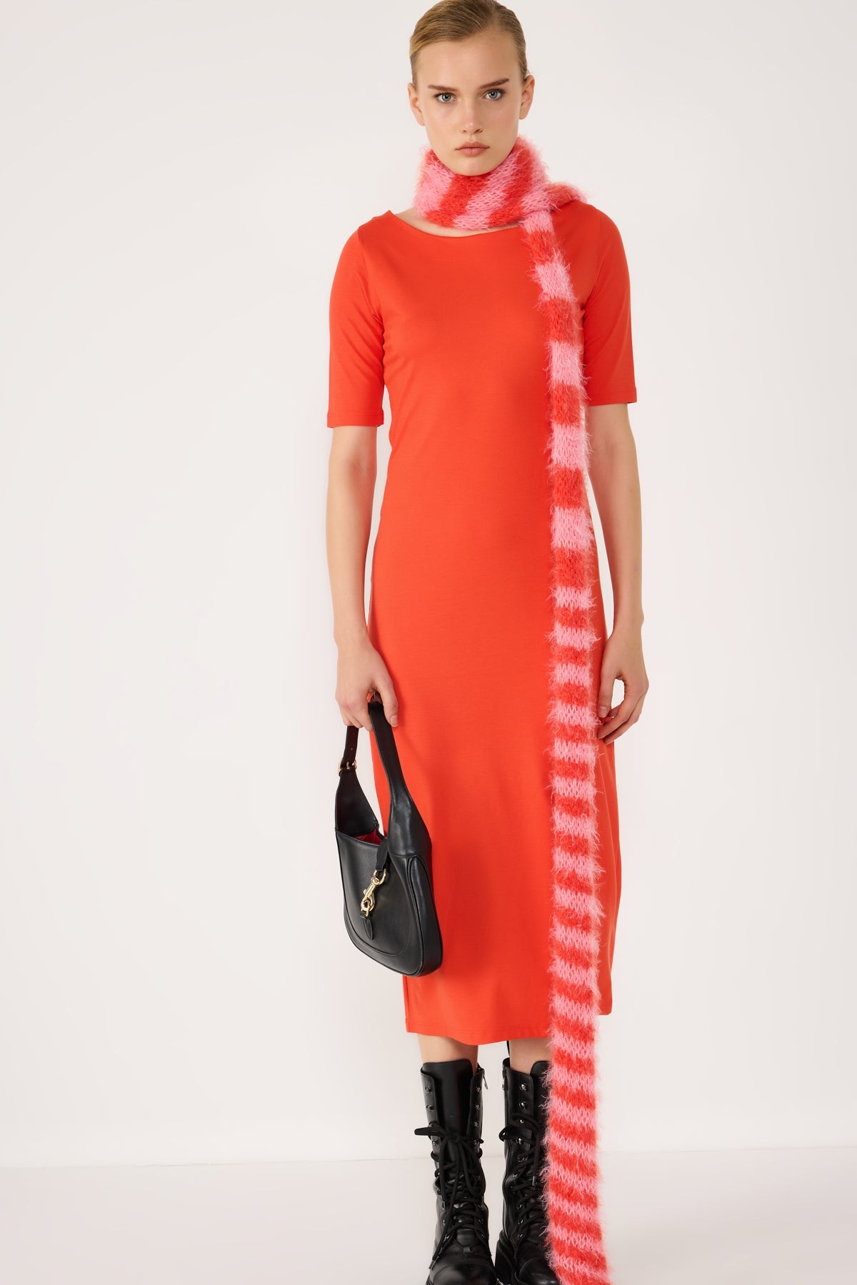 Kleid mit halben Ärmeln und Schlitz