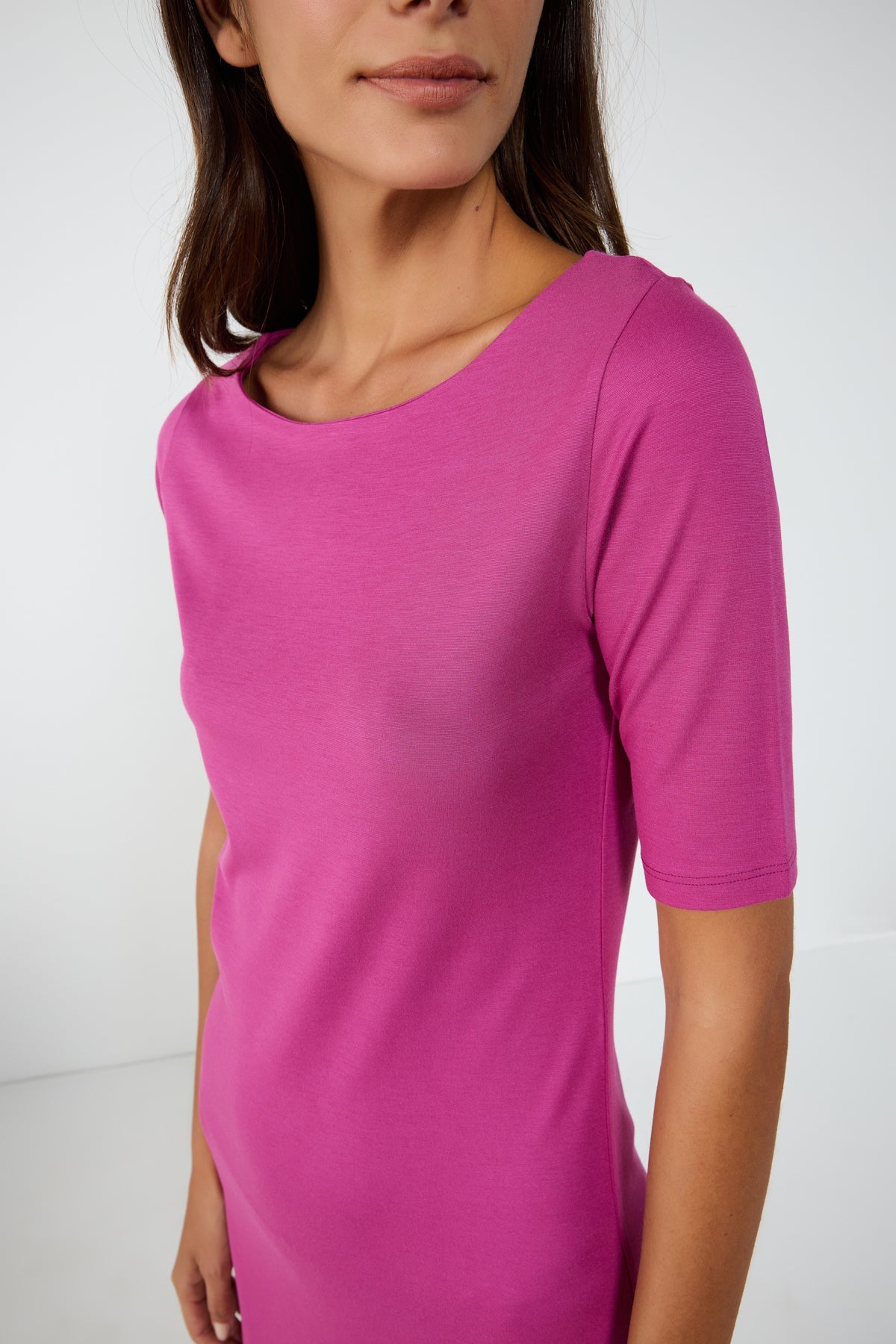 Kleid mit halben Ärmeln und Schlitz