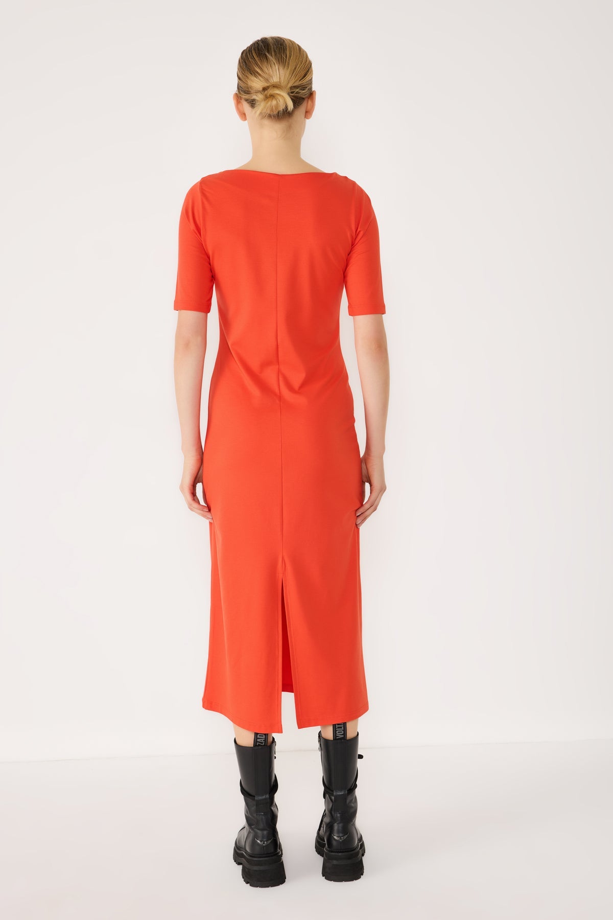 Kleid mit halben Ärmeln und Schlitz