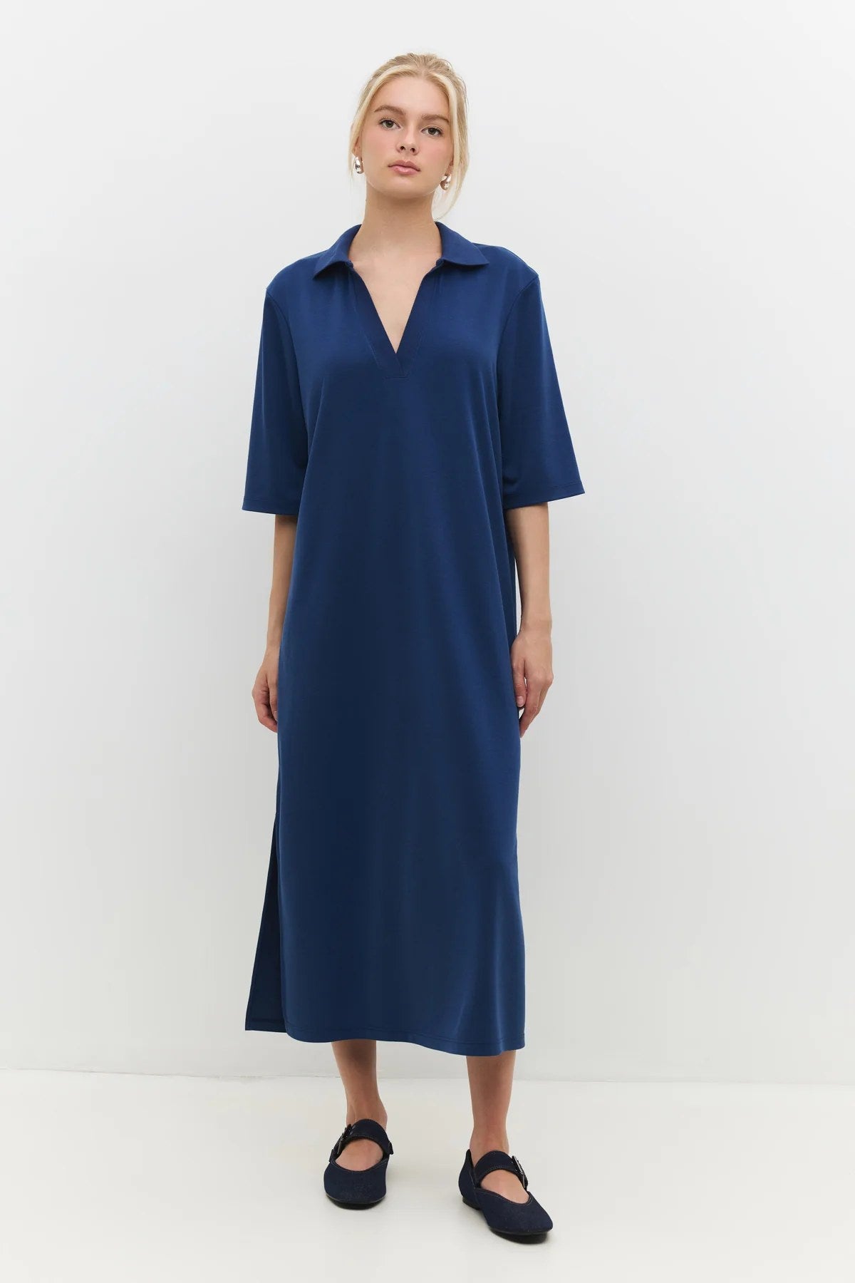 Lässig geschnittenes Midikleid mit halben Ärmeln