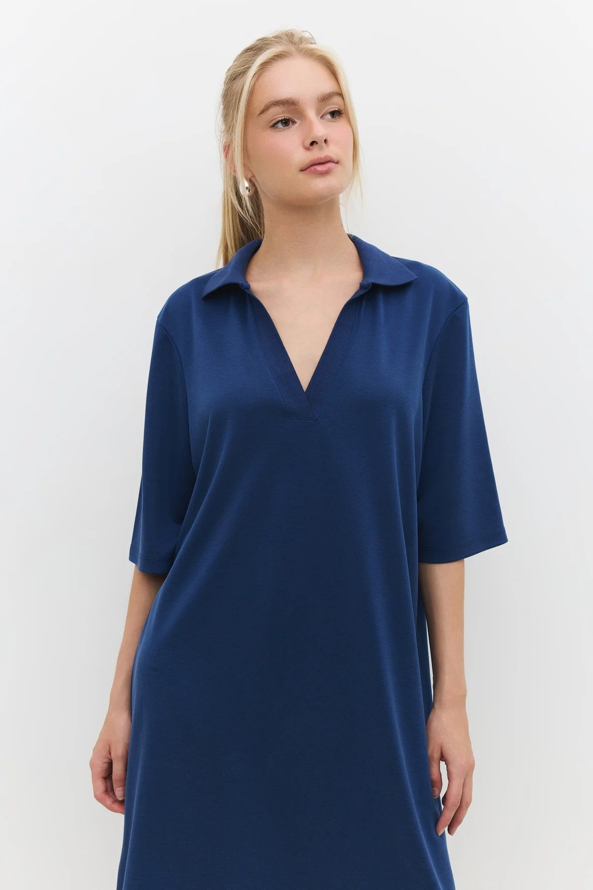 Lässig geschnittenes Midikleid mit halben Ärmeln