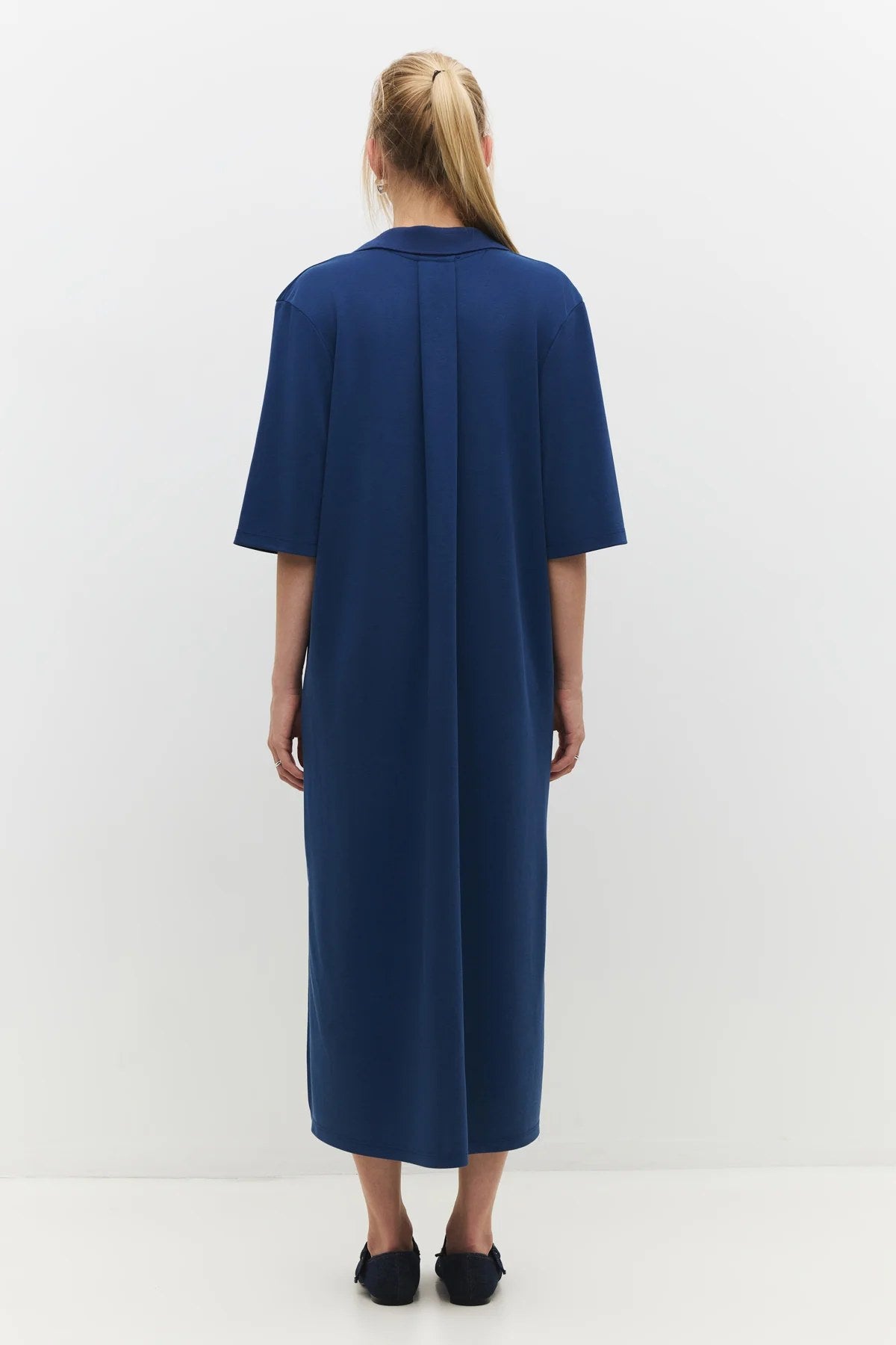 Lässig geschnittenes Midikleid mit halben Ärmeln