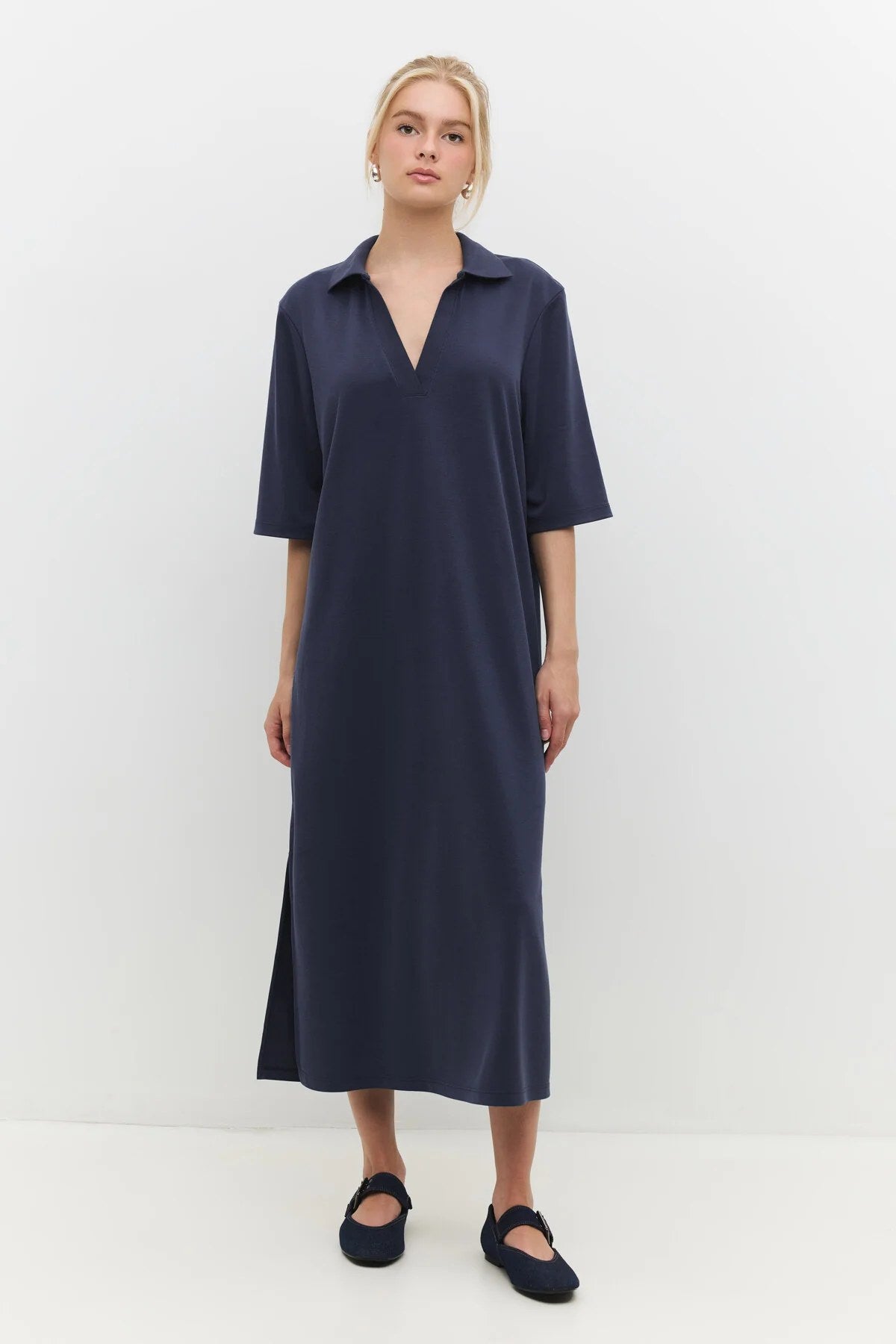 Lässig geschnittenes Midikleid mit halben Ärmeln