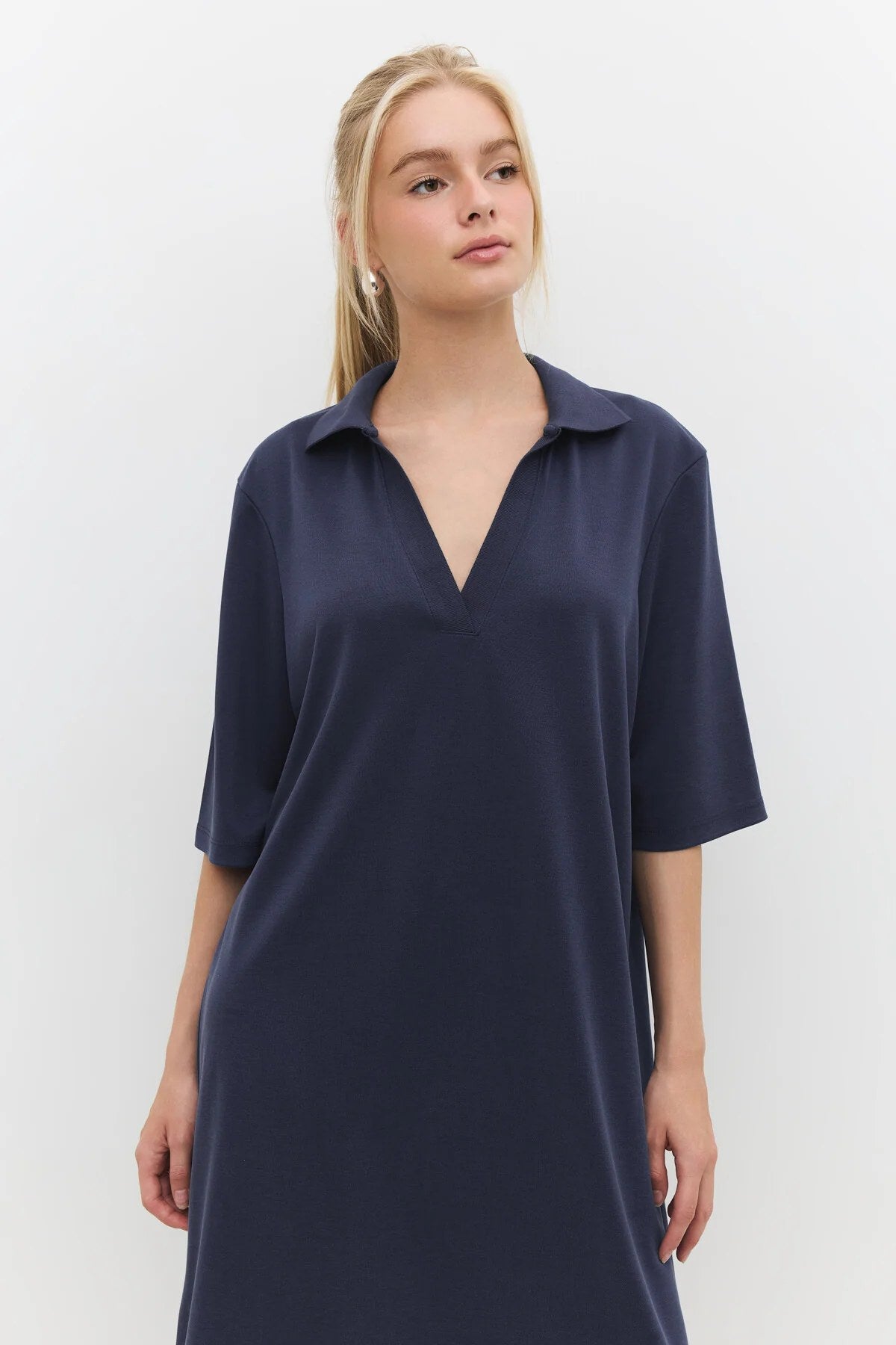 Lässig geschnittenes Midikleid mit halben Ärmeln