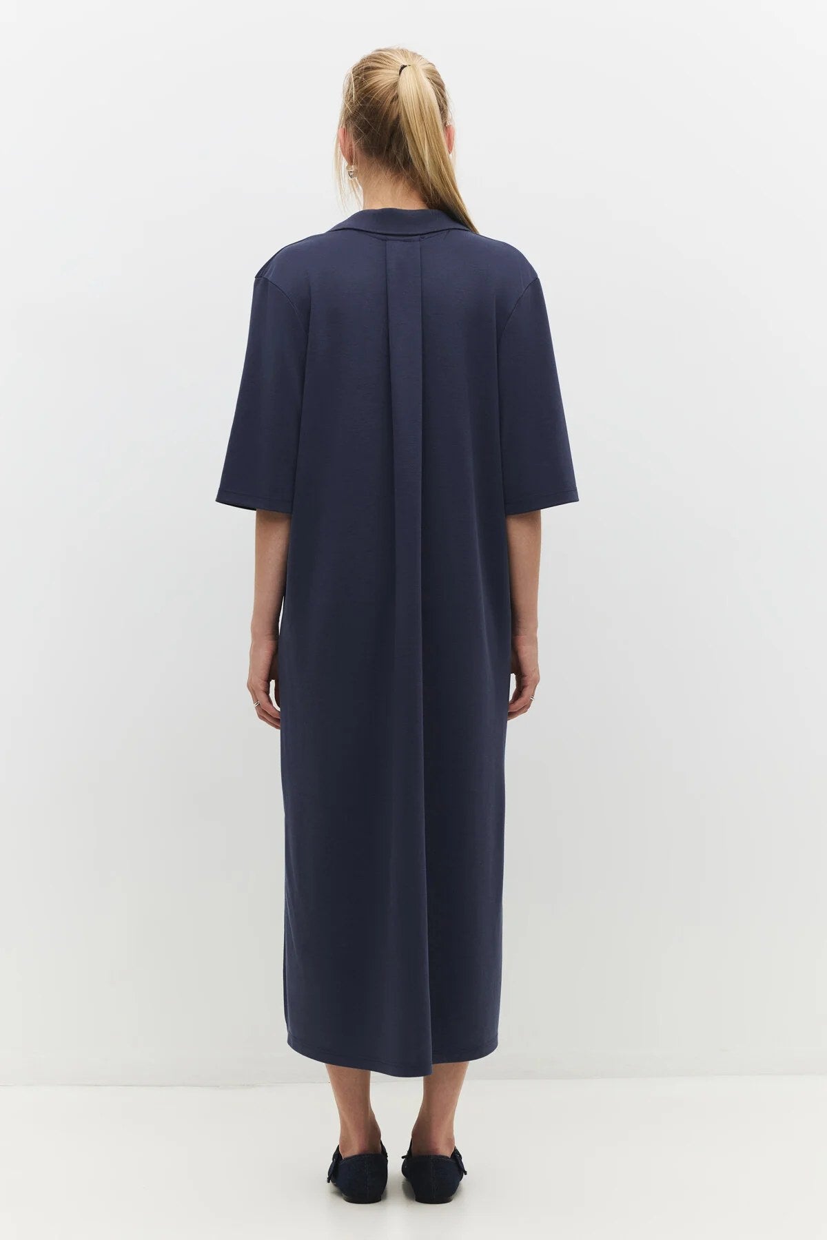 Lässig geschnittenes Midikleid mit halben Ärmeln