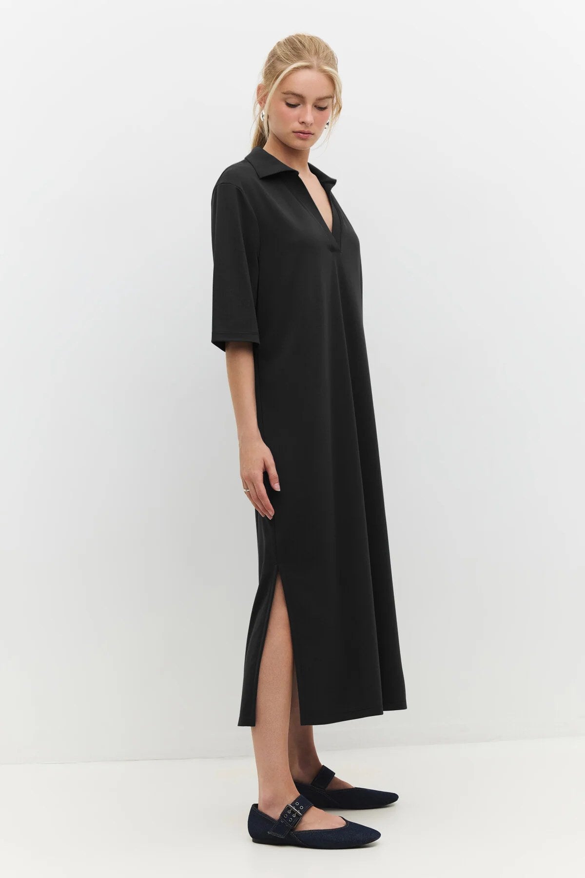 Lässig geschnittenes Midikleid mit halben Ärmeln