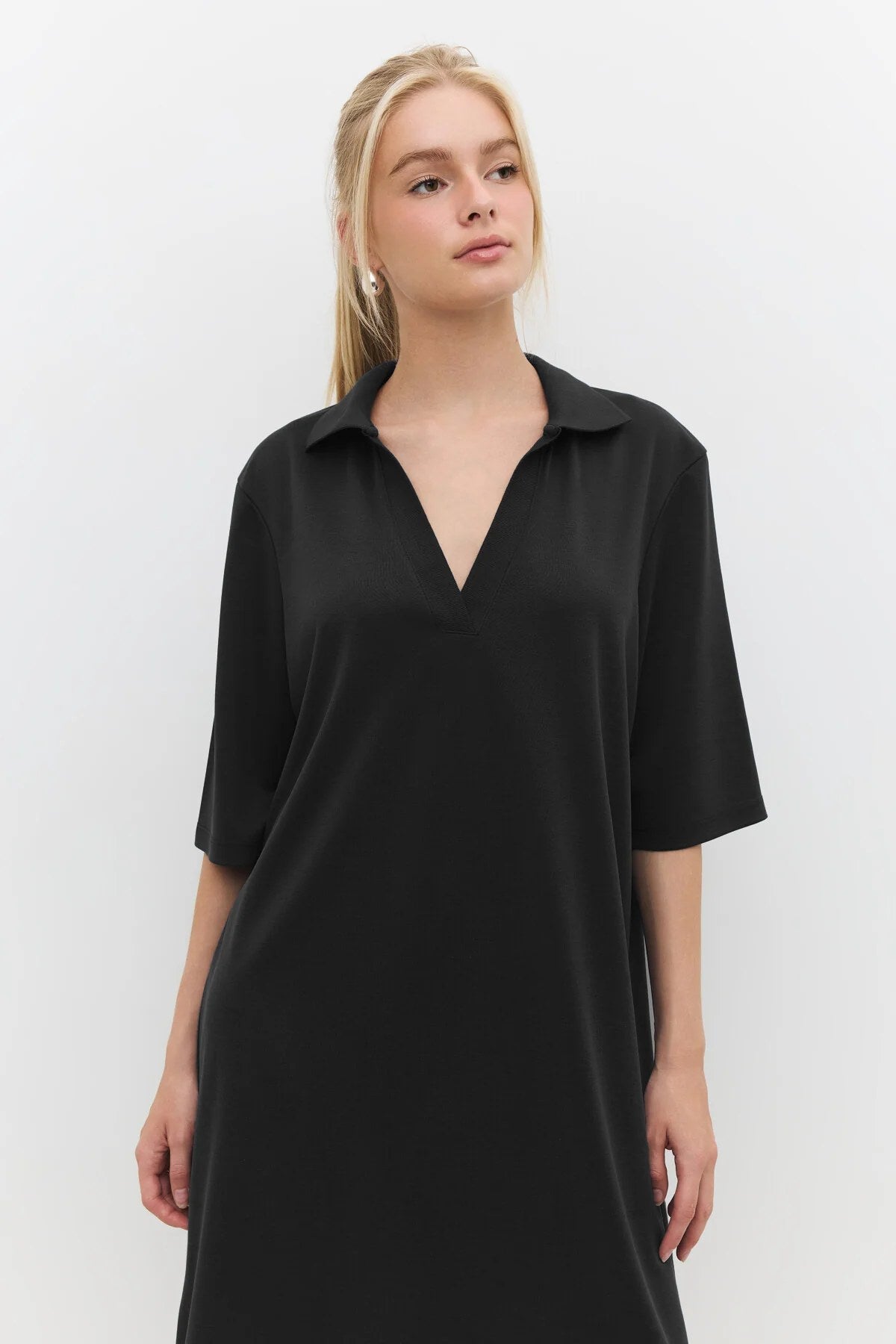 Lässig geschnittenes Midikleid mit halben Ärmeln