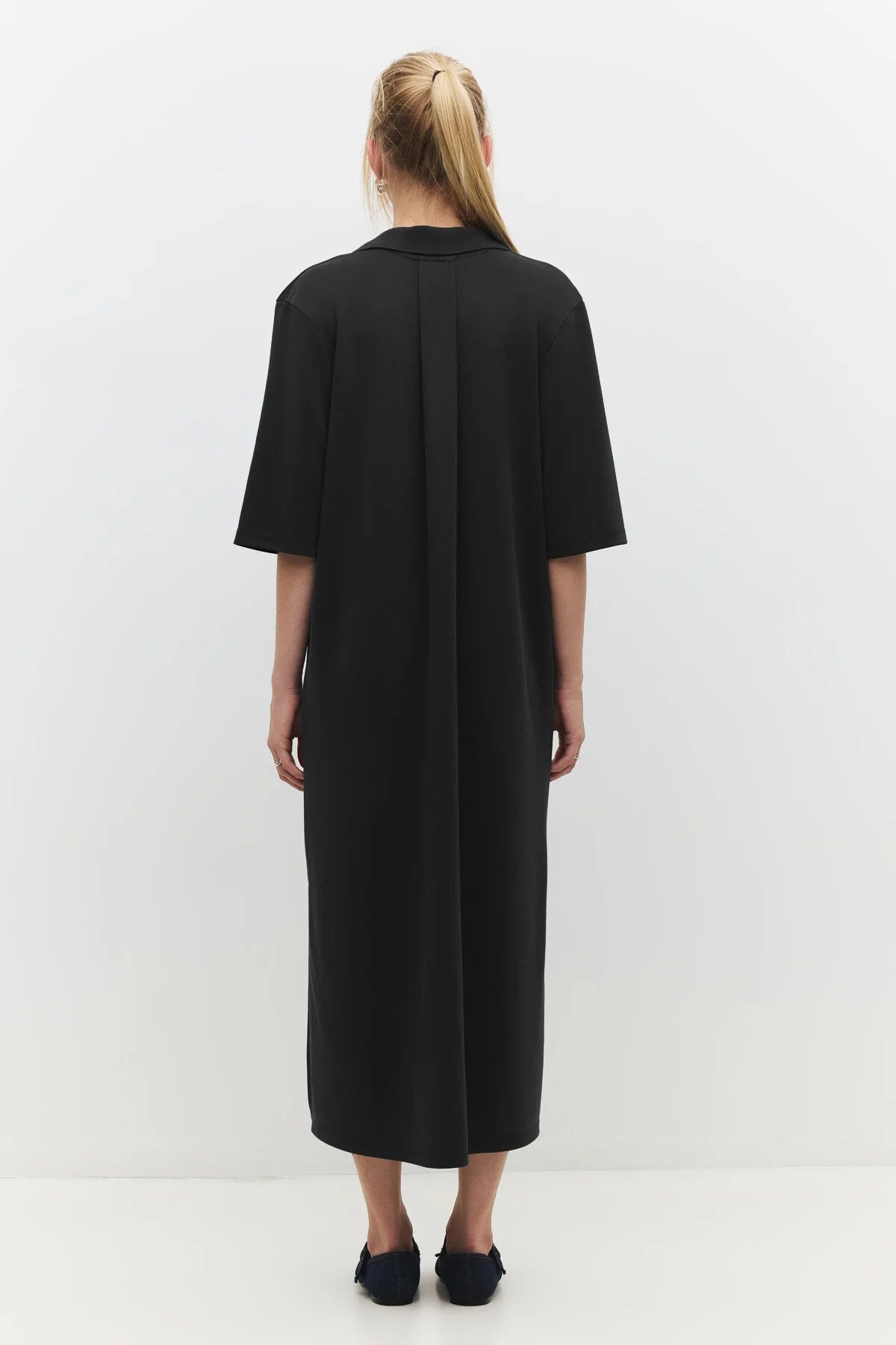 Lässig geschnittenes Midikleid mit halben Ärmeln