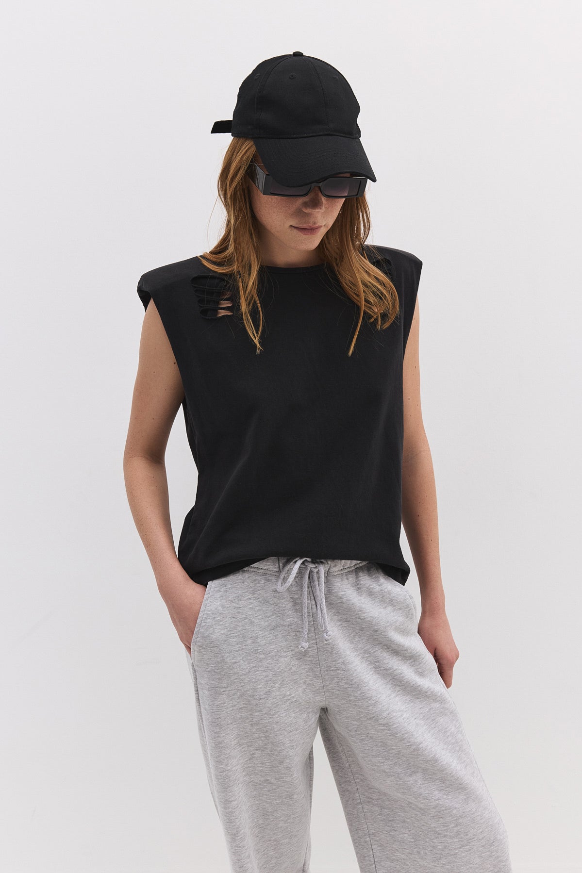 Ärmelloses T-Shirt mit Rissen