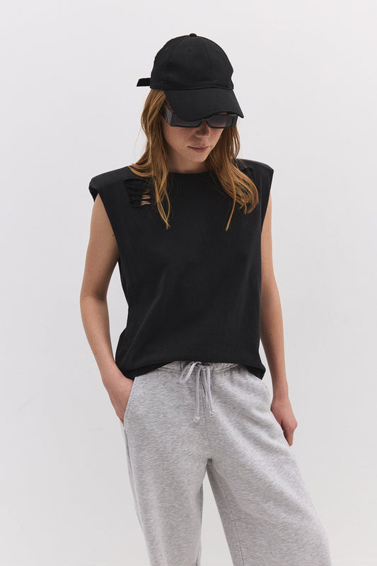 Ärmelloses T-Shirt mit Rissen
