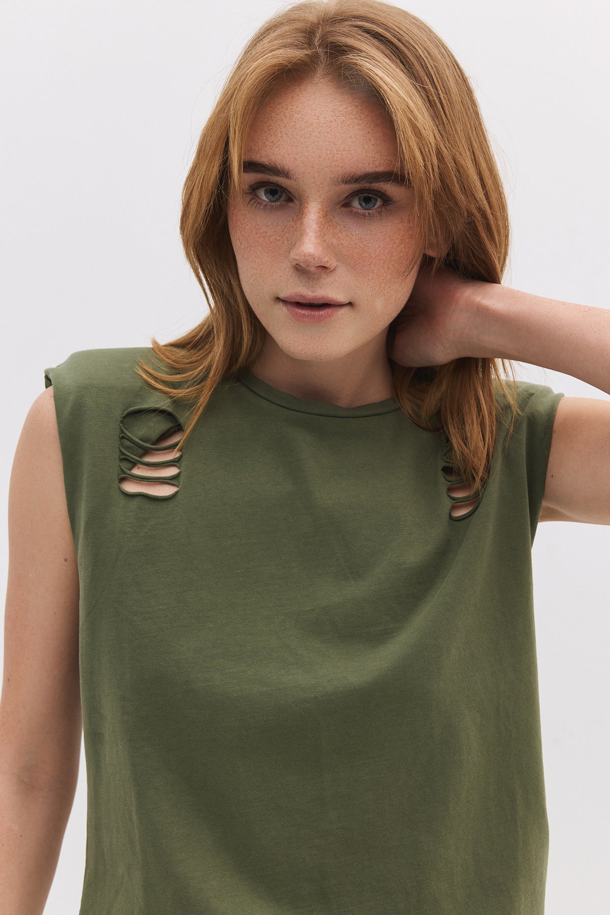 Ärmelloses T-Shirt mit Rissen