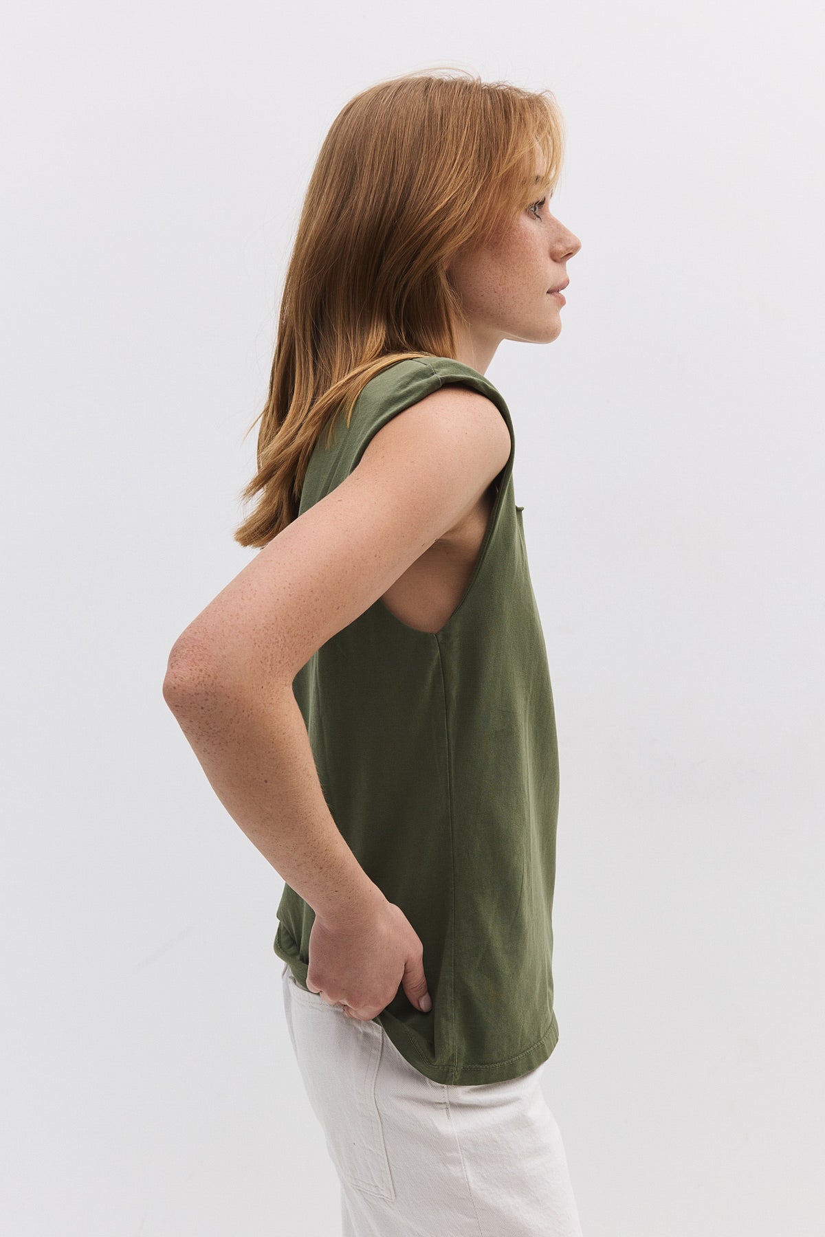 Ärmelloses T-Shirt mit Rissen