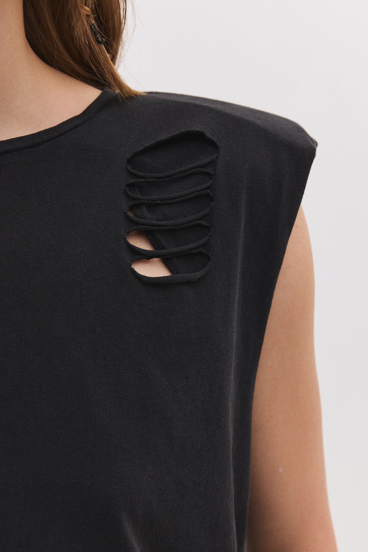 Ärmelloses T-Shirt mit Rissen
