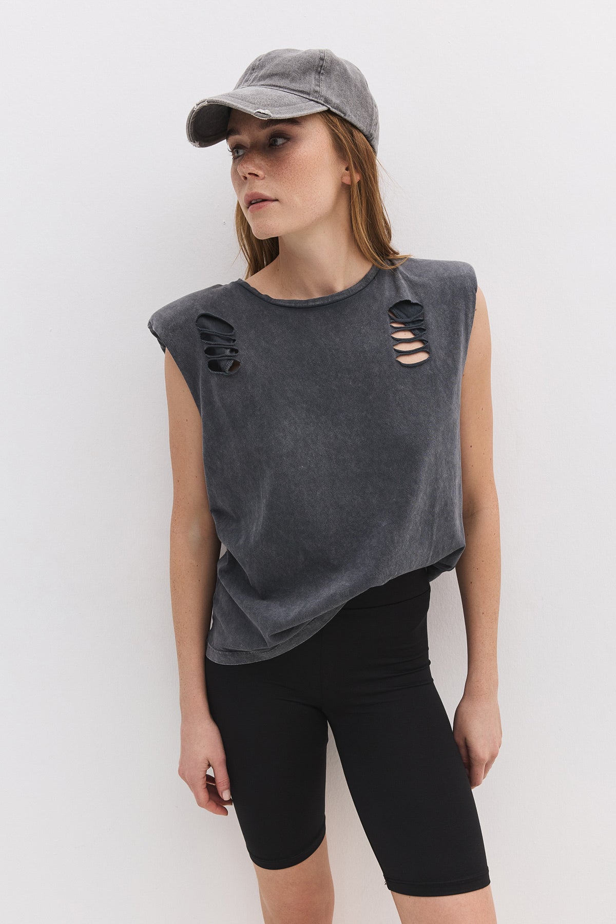 Ärmelloses T-Shirt mit Rissen