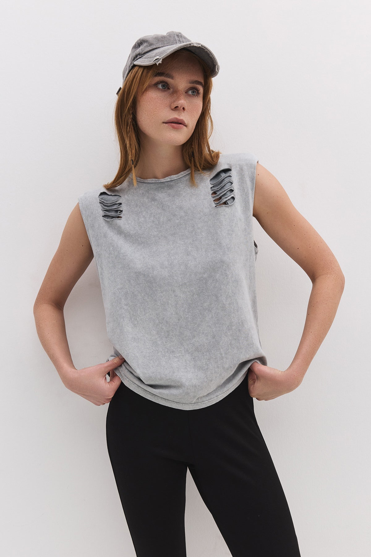 Ärmelloses T-Shirt mit Rissen