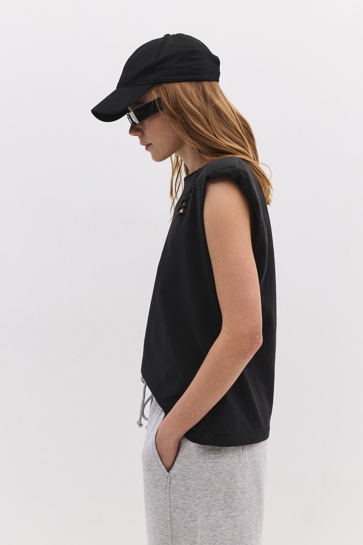 Ärmelloses T-Shirt mit Rissen
