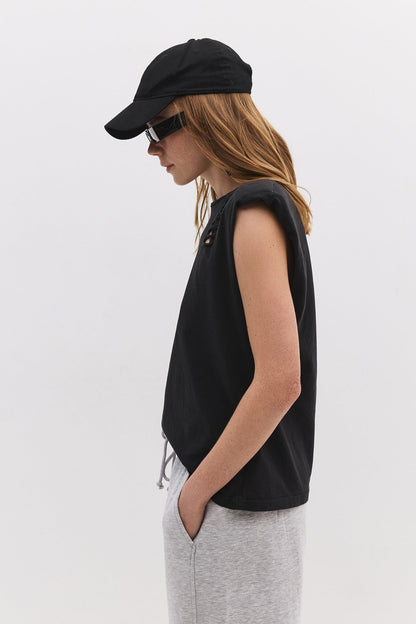 Ärmelloses T-Shirt mit Rissen