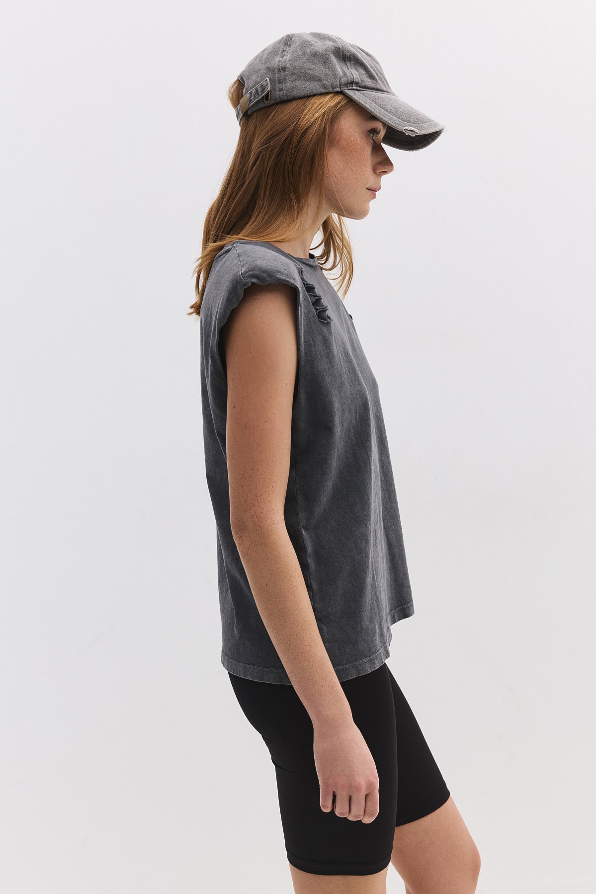 Ärmelloses T-Shirt mit Rissen
