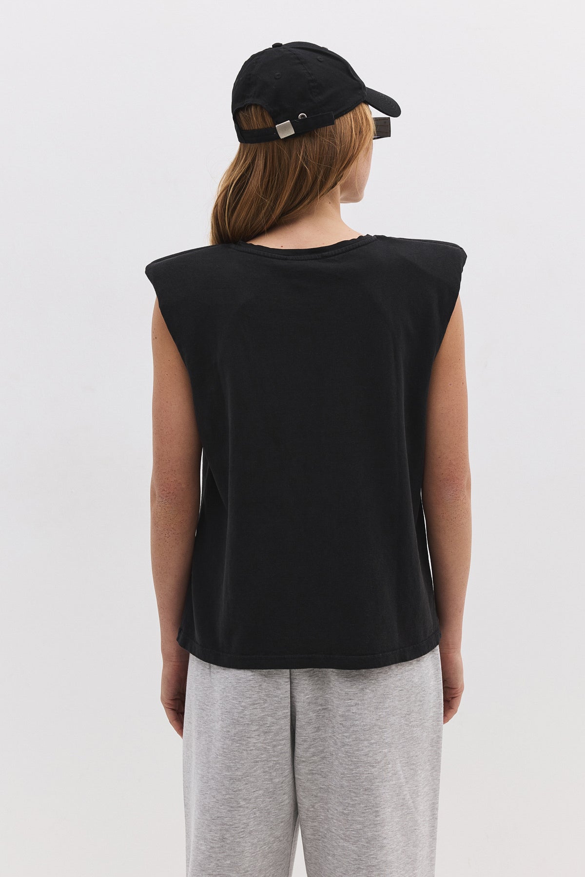 Ärmelloses T-Shirt mit Rissen