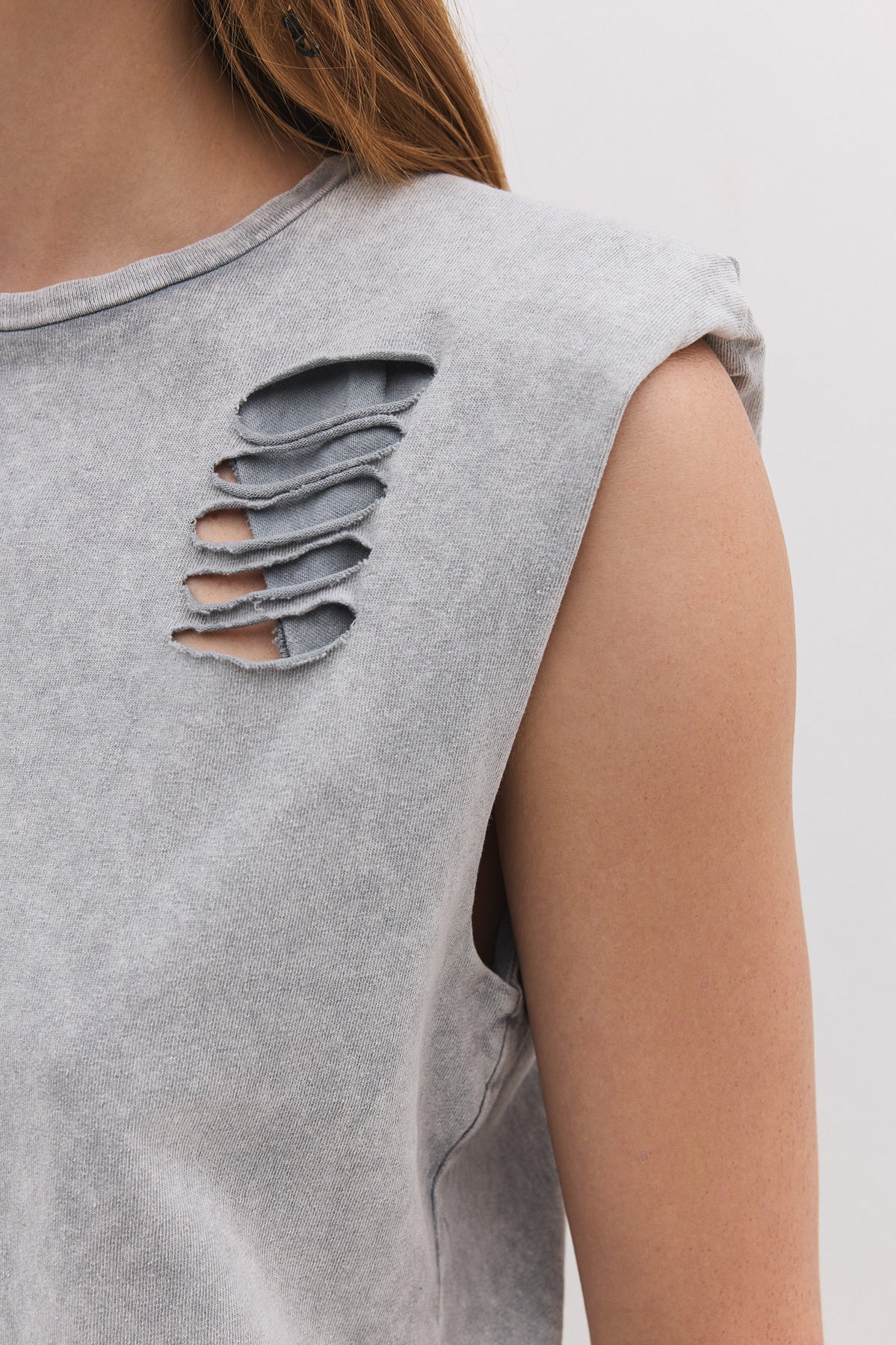 Ärmelloses T-Shirt mit Rissen