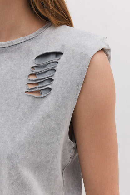 Ärmelloses T-Shirt mit Rissen
