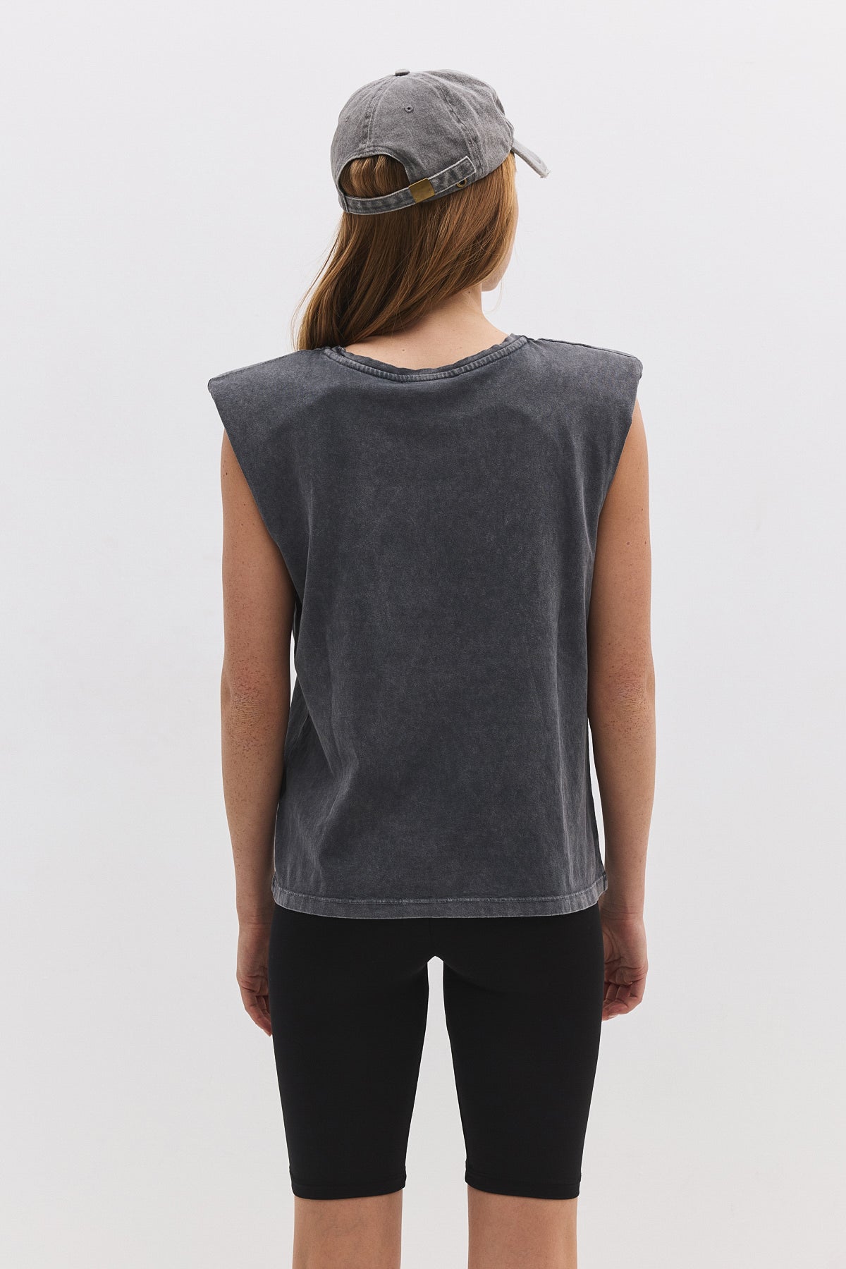 Ärmelloses T-Shirt mit Rissen