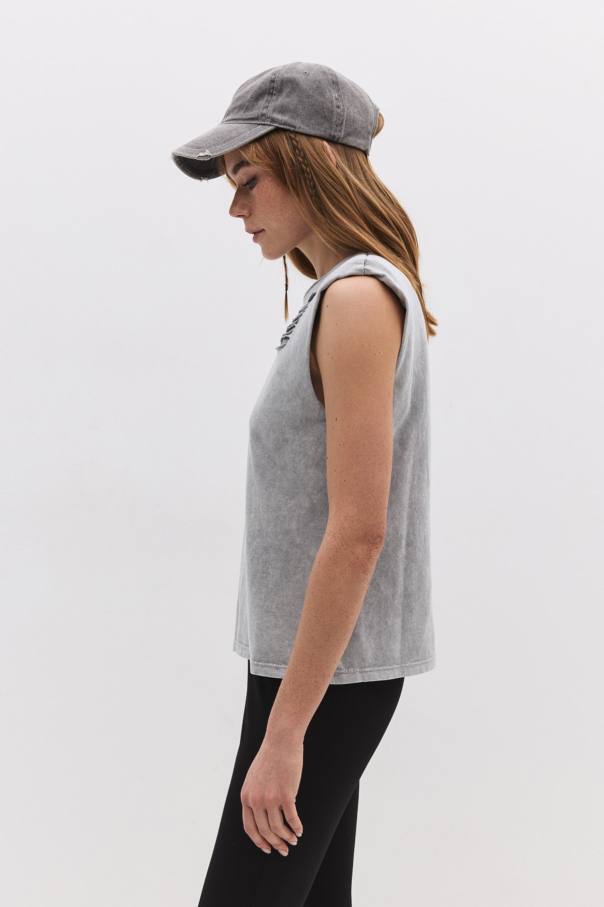 Ärmelloses T-Shirt mit Rissen