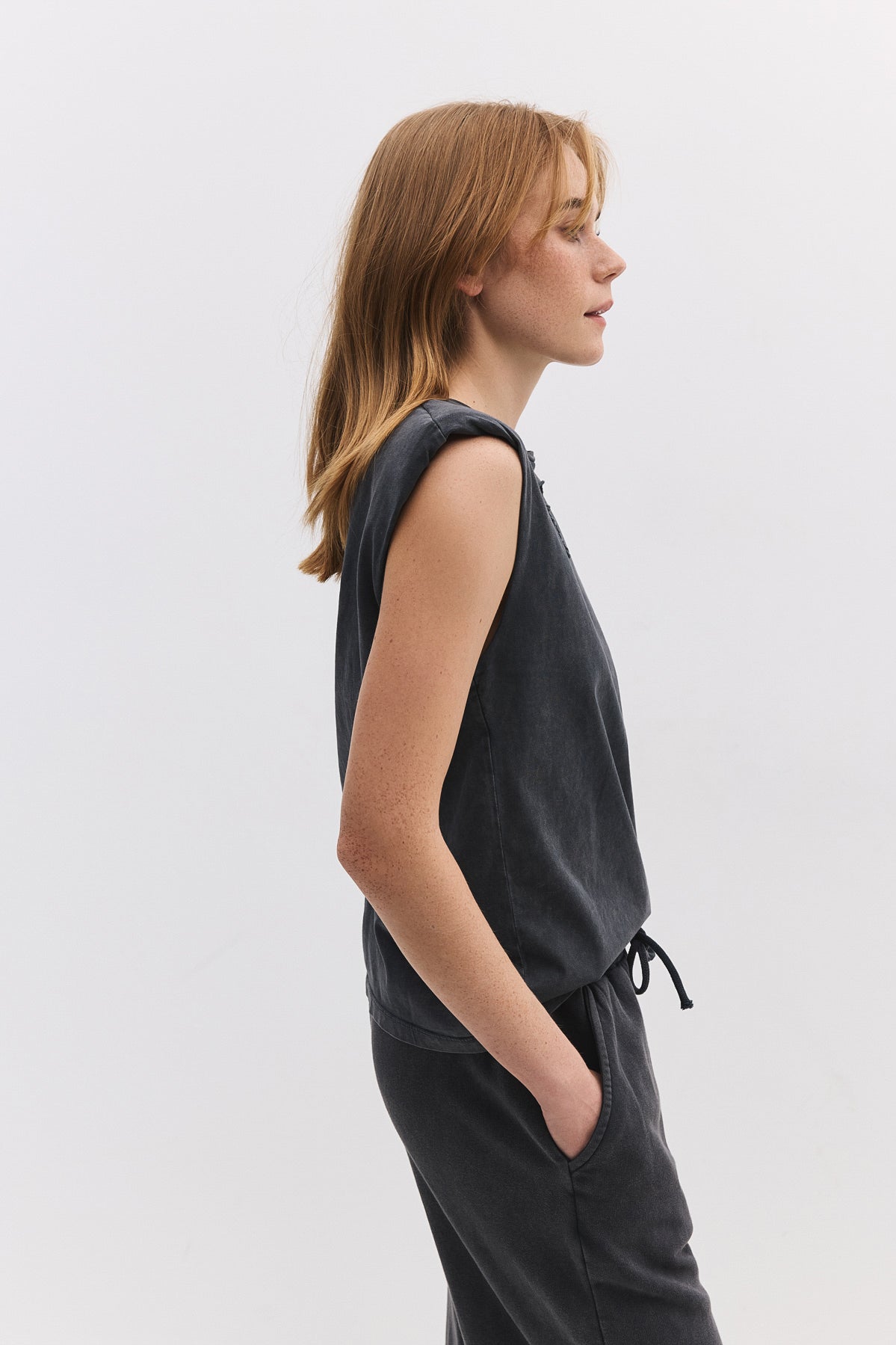 Ärmelloses T-Shirt mit Rissen