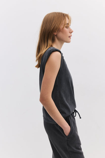 Ärmelloses T-Shirt mit Rissen