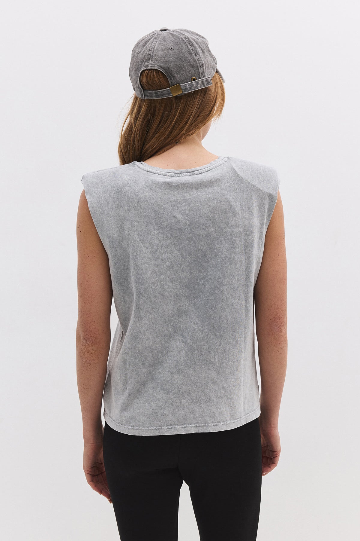 Ärmelloses T-Shirt mit Rissen