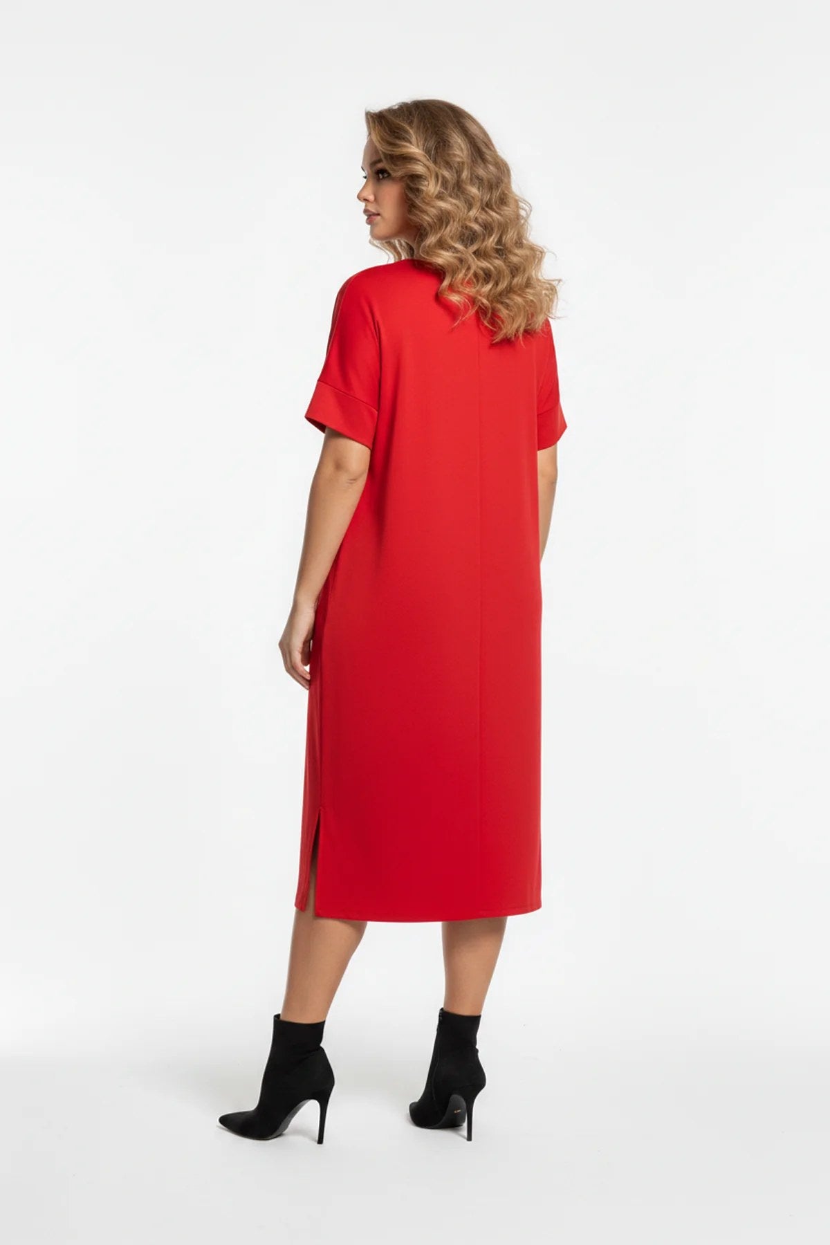 Kleid mit Schlitz und Rundhalsausschnitt